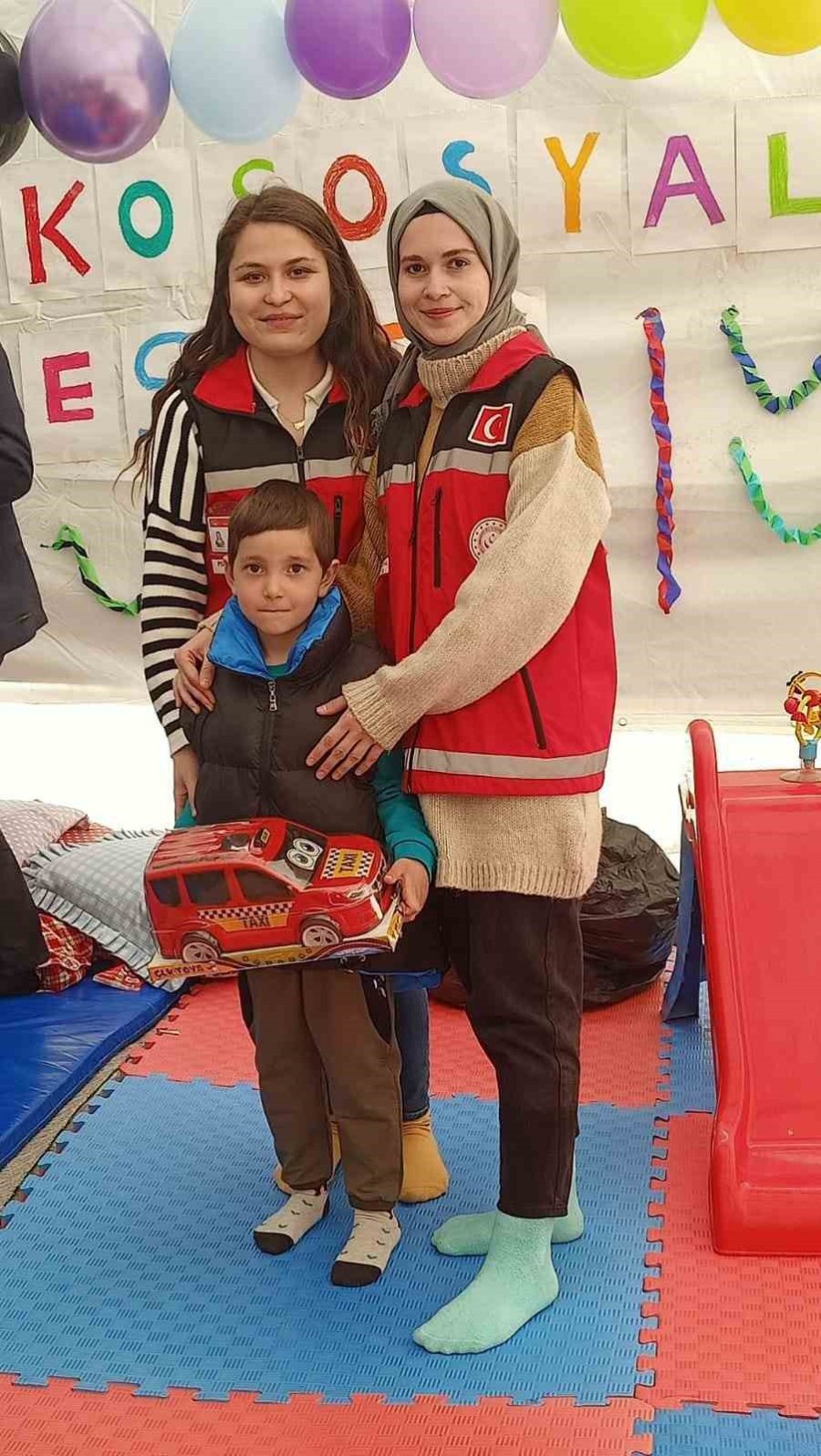 Enkazdan Kurtarılan Eymen’in Doğum Gününü Aile Ve Sosyal Hizmetler Bakanlığı Personeli Kutladı