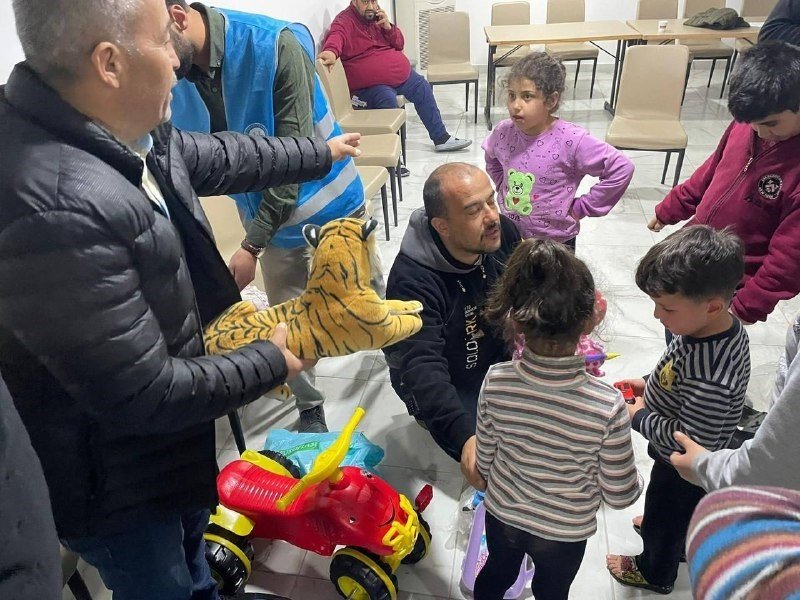 Depremzede Çocuklar İçin Topladığı Oyuncakların Dağıtımını Yaptı