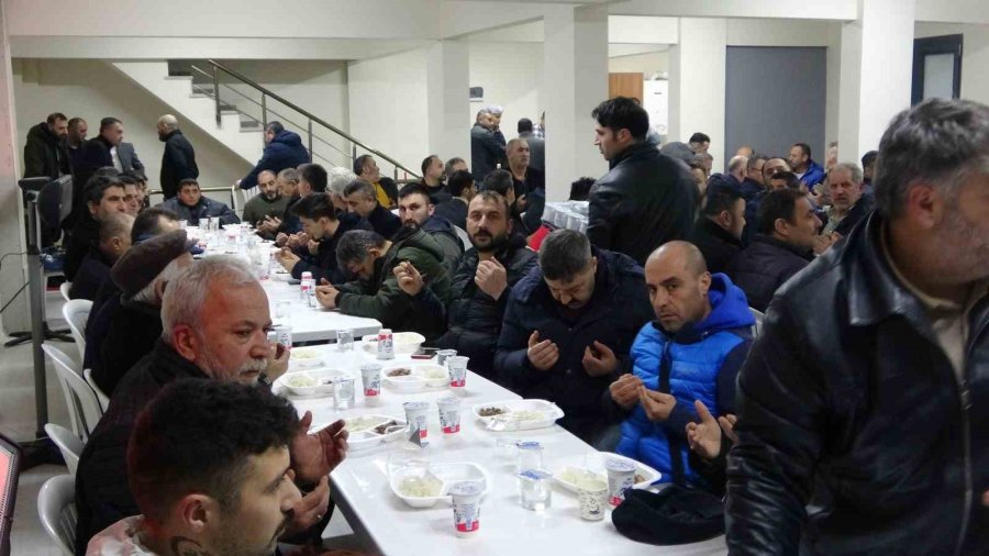 Pendik’te 30 Depremzede, Depremde Hayatını Kaybedenler İçin Düzenlenen Mevlide Katıldı