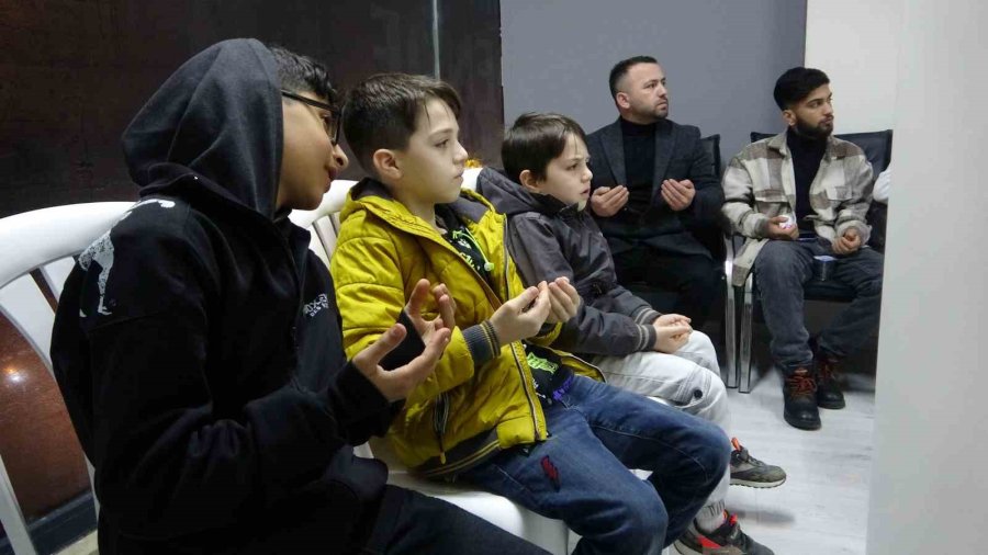 Pendik’te 30 Depremzede, Depremde Hayatını Kaybedenler İçin Düzenlenen Mevlide Katıldı