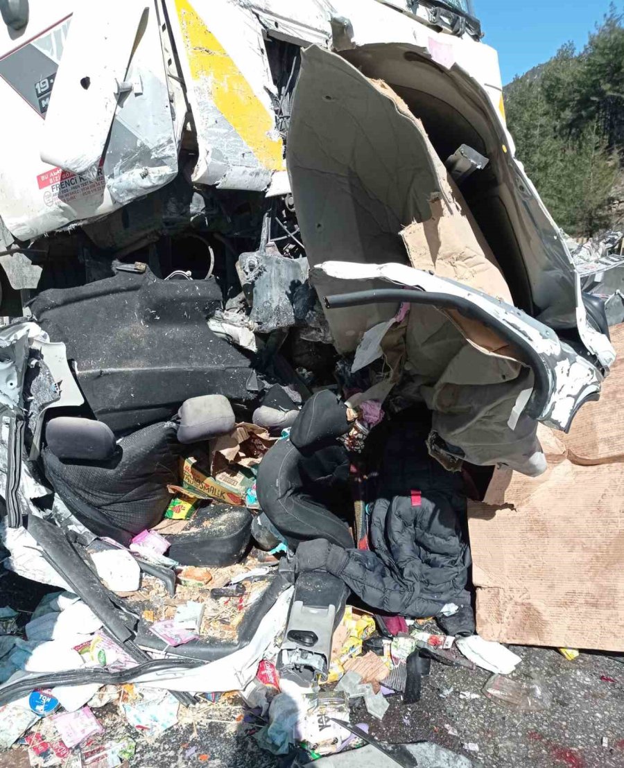 Cezaevi Aracıyla Kamyon Çarpıştı: 23 Yaralı