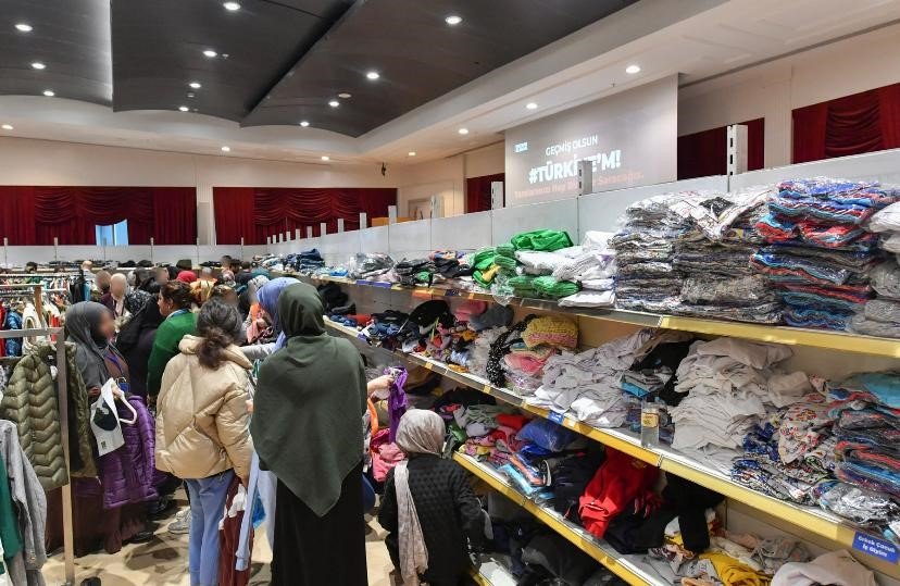 Üsküdar Belediyesi İstanbul’a Gelen Depremzedeler İçin Sosyal Market Açtı
