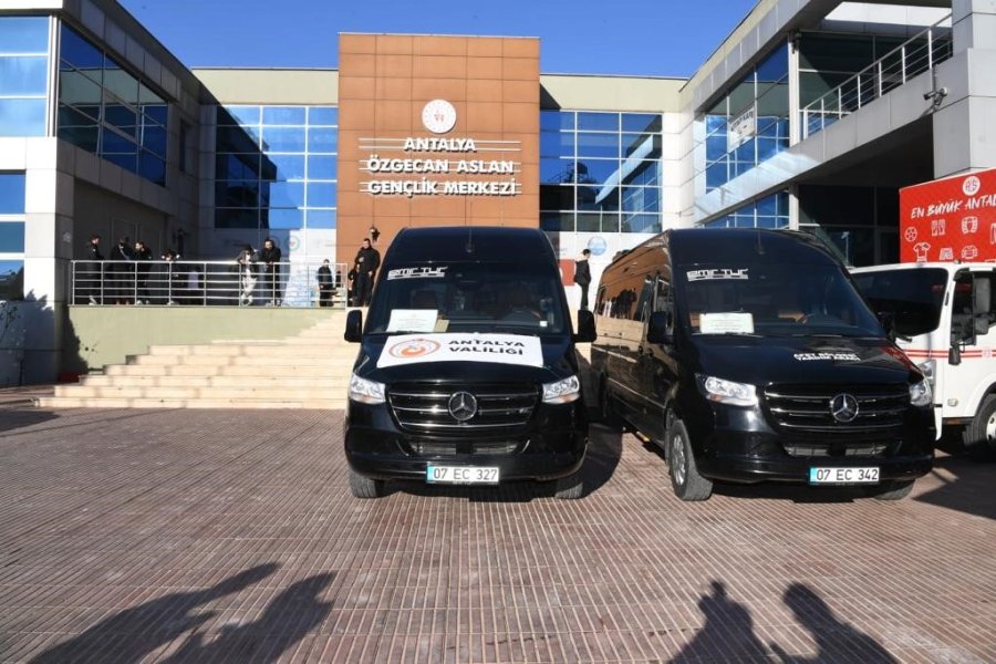 Giyim Tırları Depremzedelerin Kaldıkları Otellere Gönderildi