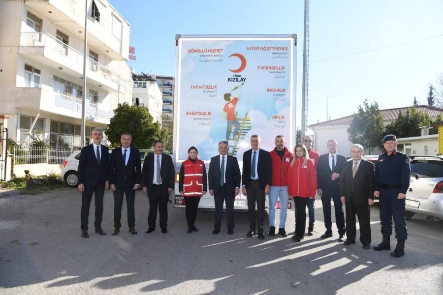 Giyim Tırları Depremzedelerin Kaldıkları Otellere Gönderildi