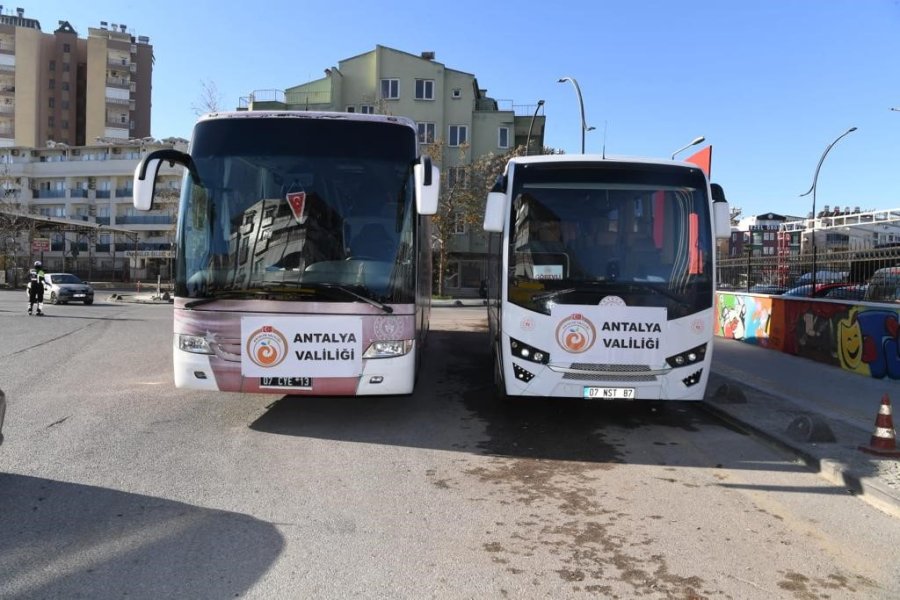 Giyim Tırları Depremzedelerin Kaldıkları Otellere Gönderildi