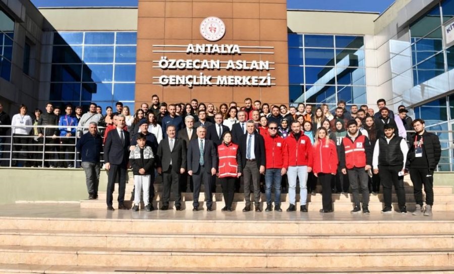 Giyim Tırları Depremzedelerin Kaldıkları Otellere Gönderildi