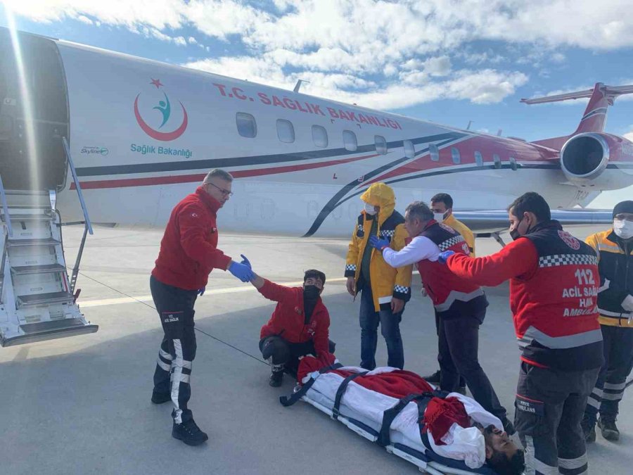 Ambulans Uçak Yaralı Afetzedeler İçin Türkiye Semalarında