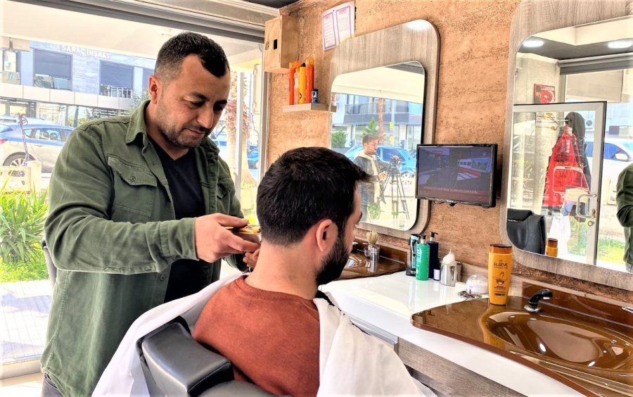 Büyük Depremlerin Ardından Antalyalı Berberden Takdir Toplayan Davranış