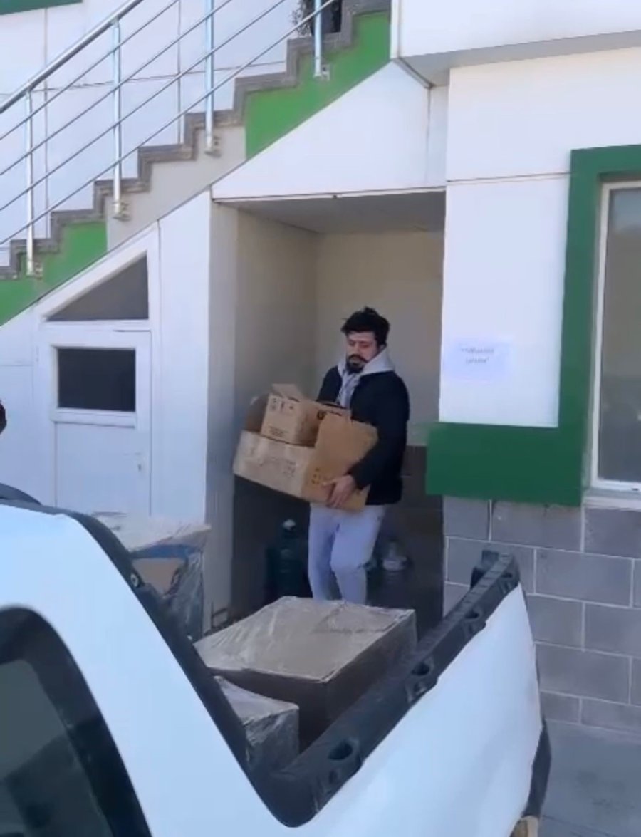 Ünlü Şef Can, 30 Kişilik Ekibiyle Depremzedelere Yemek Dağıttı