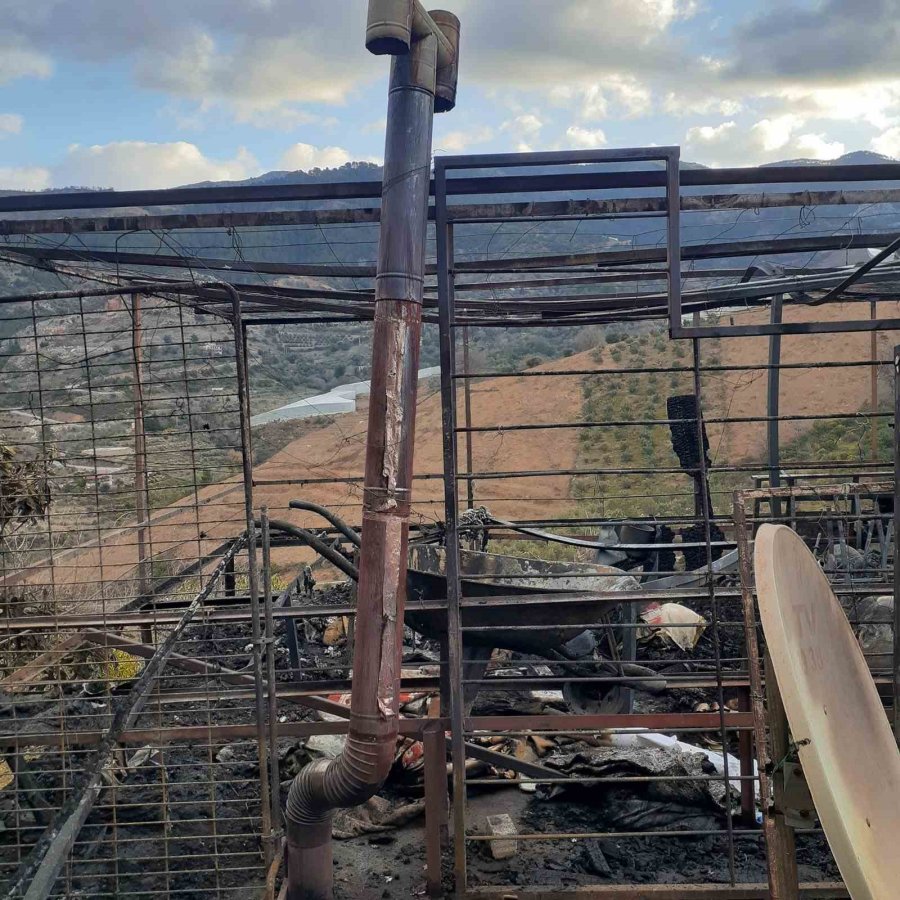 Soba Bacasından Sıçrayan Kıvılcım, Evin Çatısını Küle Döndürdü