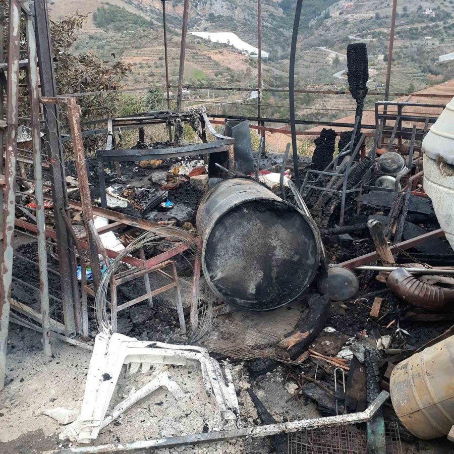 Soba Bacasından Sıçrayan Kıvılcım, Evin Çatısını Küle Döndürdü