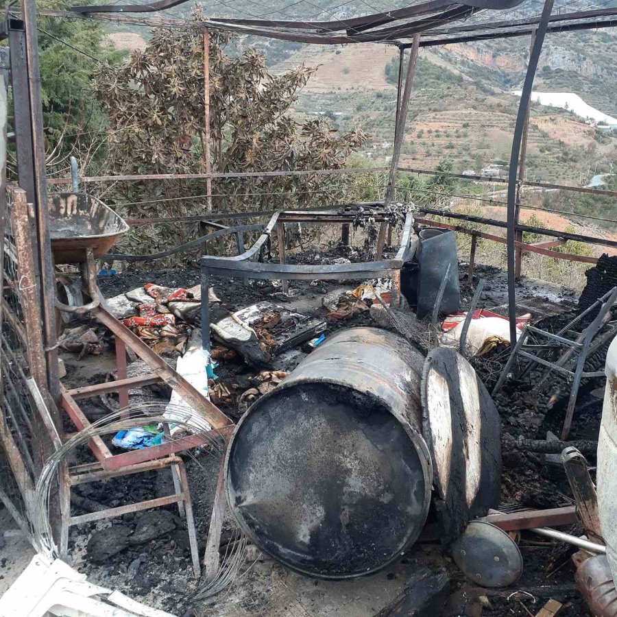 Soba Bacasından Sıçrayan Kıvılcım, Evin Çatısını Küle Döndürdü