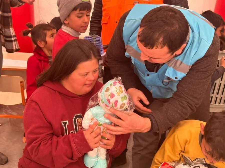 Ankara Oto Esnafı Deprem Bölgesinde Bulunan Çocukları Oyuncaklarla Buluşturdu