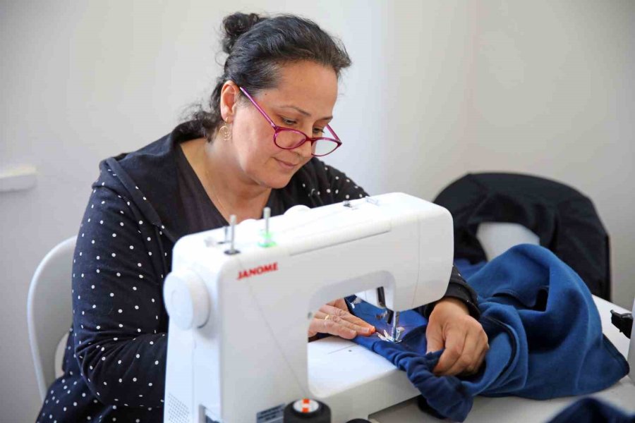 El Emeğiyle Hazırladıkları Kıyafetleri Depremzedelere Ulaştırıyorlar