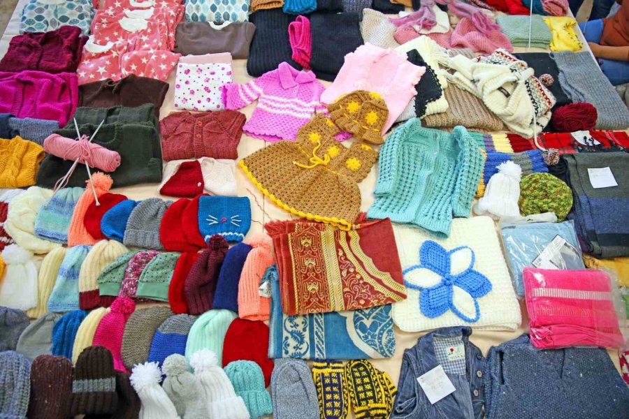 El Emeğiyle Hazırladıkları Kıyafetleri Depremzedelere Ulaştırıyorlar