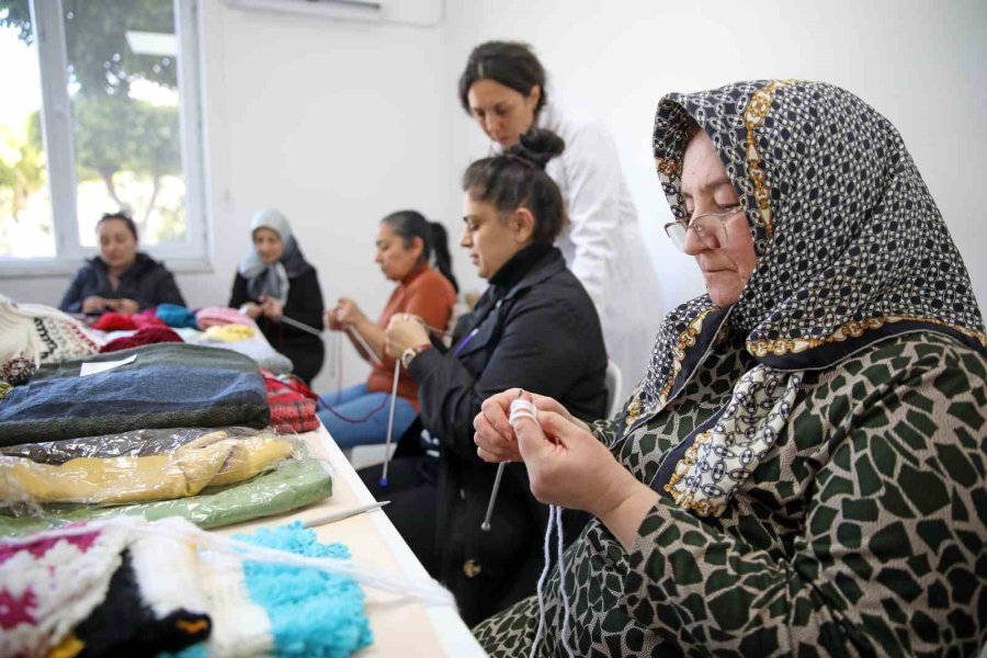 El Emeğiyle Hazırladıkları Kıyafetleri Depremzedelere Ulaştırıyorlar