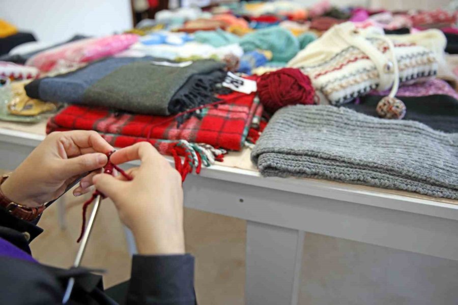 El Emeğiyle Hazırladıkları Kıyafetleri Depremzedelere Ulaştırıyorlar