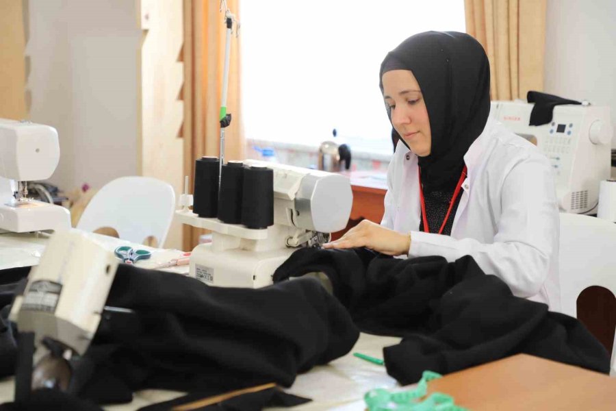 El Emeğiyle Hazırladıkları Kıyafetleri Depremzedelere Ulaştırıyorlar