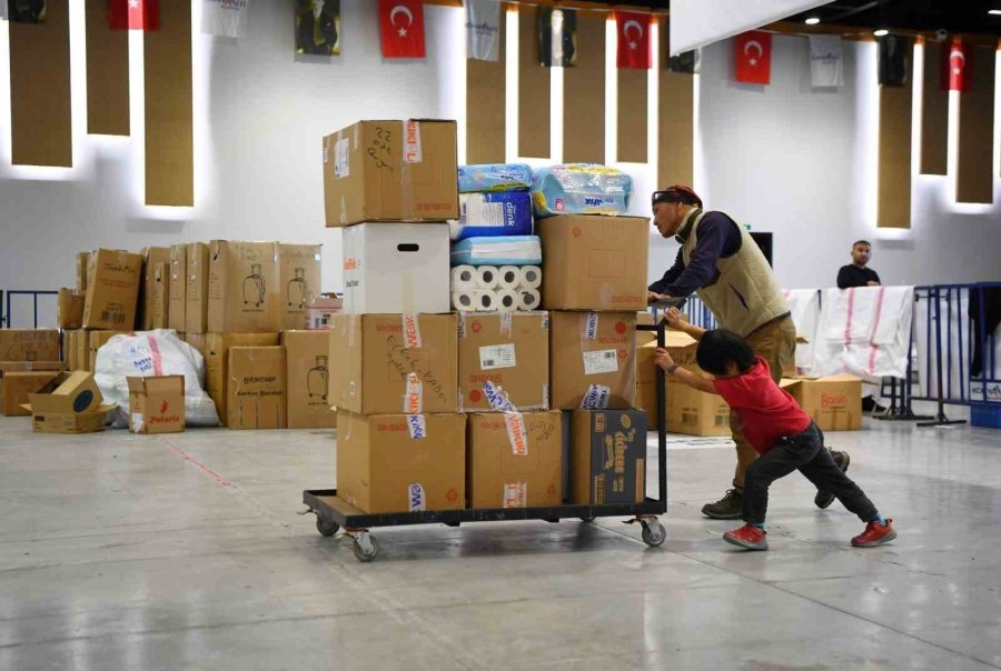 Japon Aileden Depremzedelere Yardım