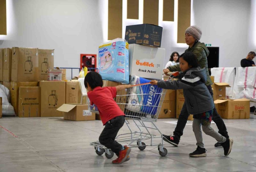 Japon Aileden Depremzedelere Yardım