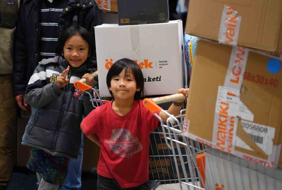 Japon Aileden Depremzedelere Yardım