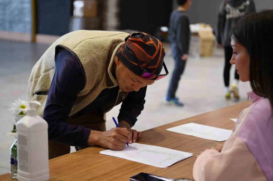 Japon Aileden Depremzedelere Yardım