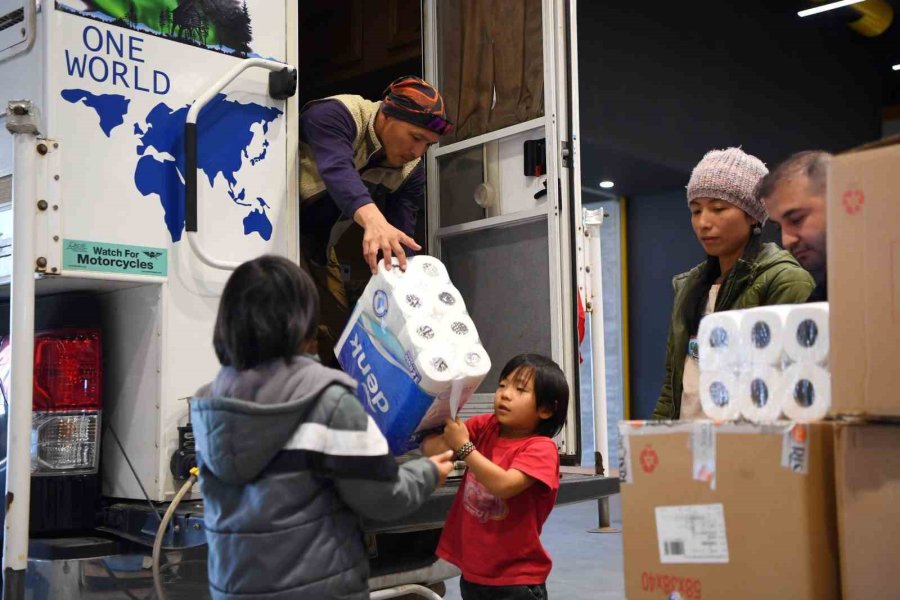 Japon Aileden Depremzedelere Yardım