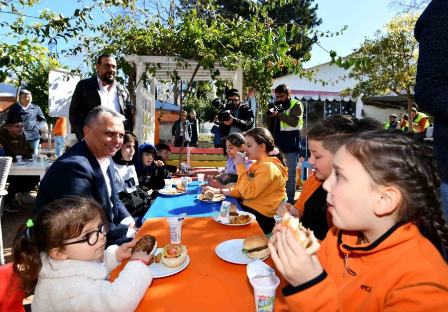 Depremzede Çocuklar Teneffüs Park’ta Ağırlandı