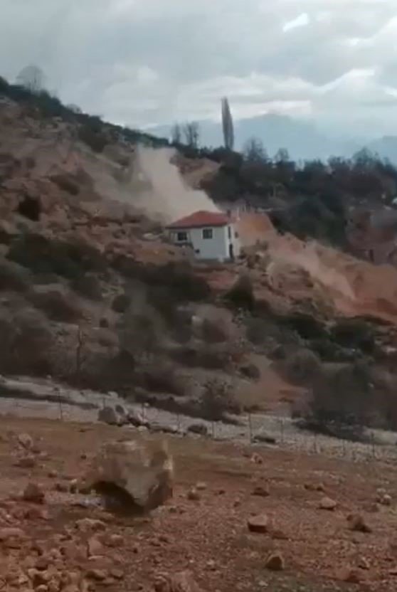 Antalya’da Dağdan Gelen Kaya Paniği