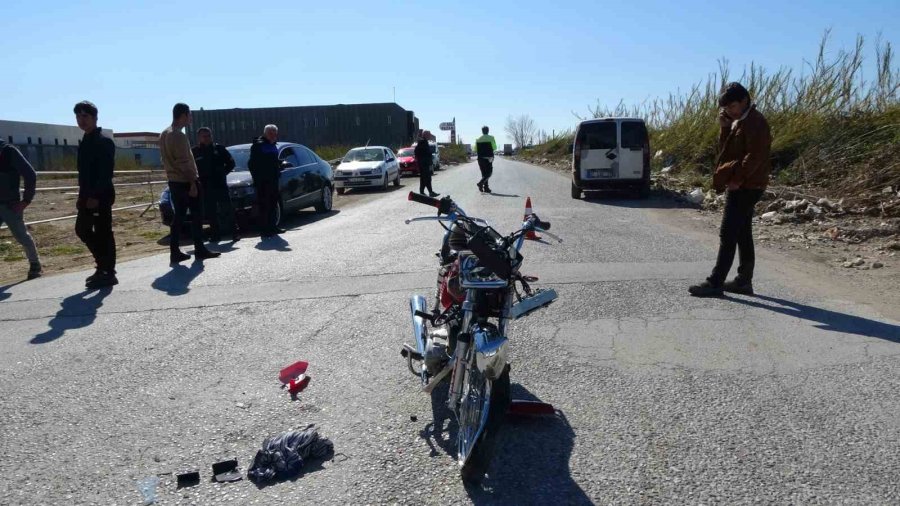 Manavgat’ta Hafif Ticari Araçla Motosiklet Çarpıştı: 1 Yaralı