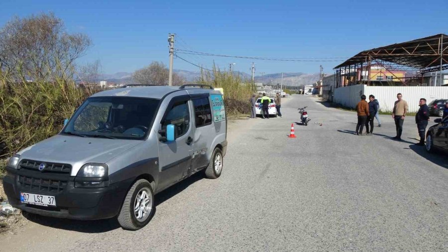 Manavgat’ta Hafif Ticari Araçla Motosiklet Çarpıştı: 1 Yaralı