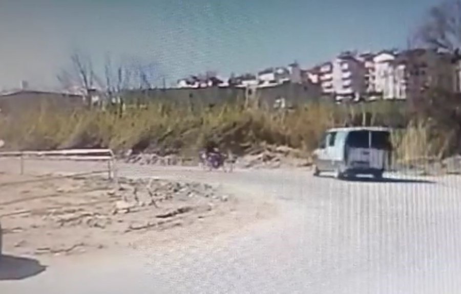Manavgat’ta Hafif Ticari Araçla Motosiklet Çarpıştı: 1 Yaralı