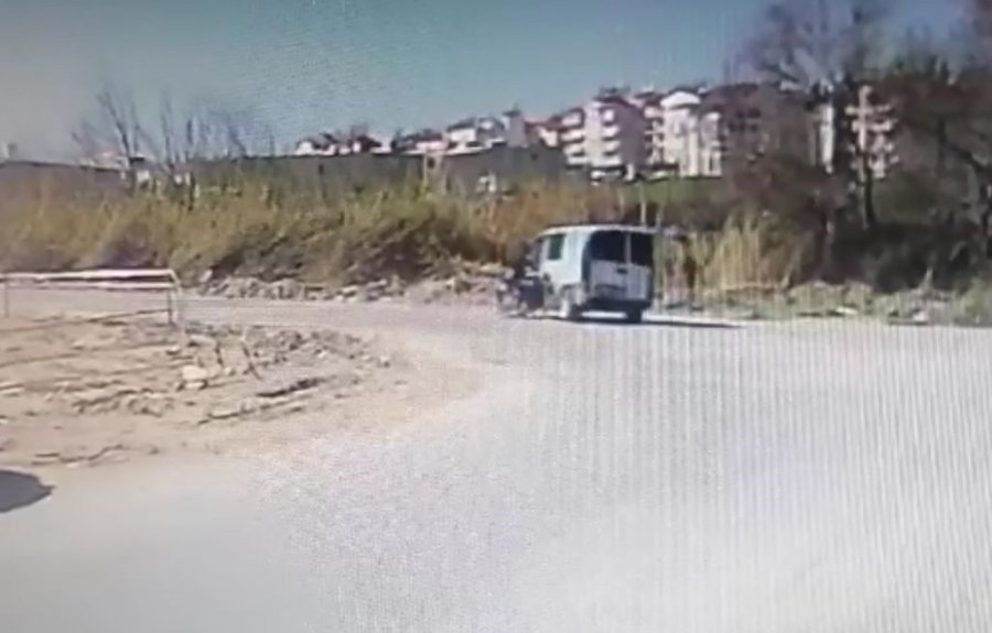 Manavgat’ta Hafif Ticari Araçla Motosiklet Çarpıştı: 1 Yaralı