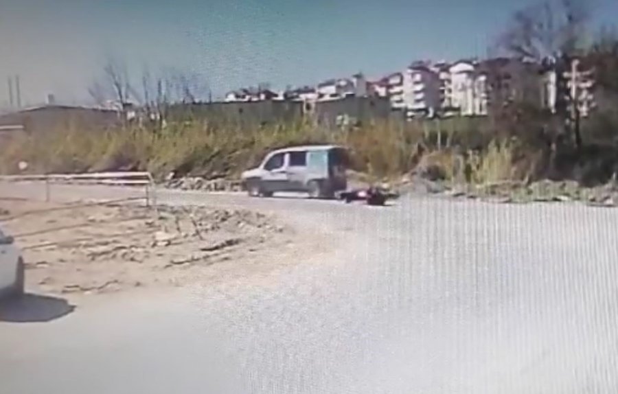Manavgat’ta Hafif Ticari Araçla Motosiklet Çarpıştı: 1 Yaralı