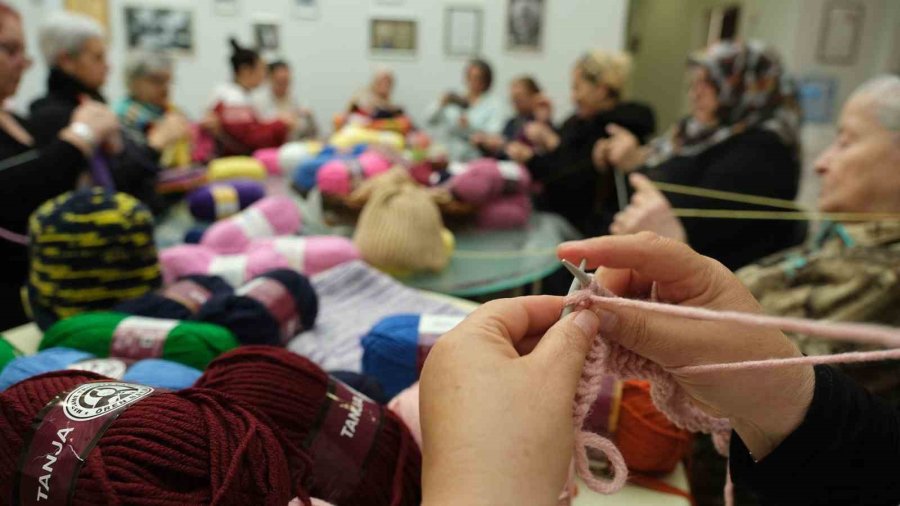 Büyükçekmeceli Kadınlardan Depremzedelerin Yüreğini Isıtacak Kampanya