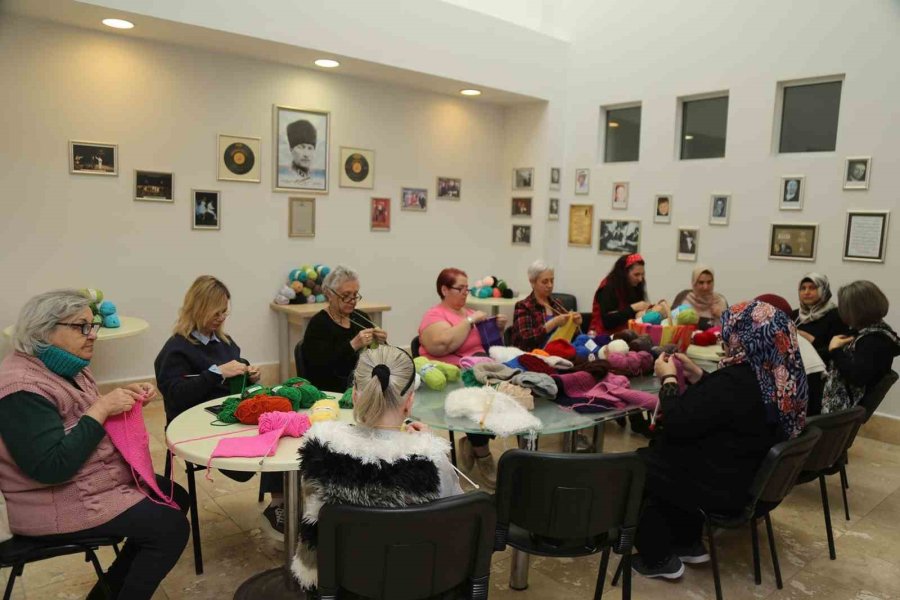 Büyükçekmeceli Kadınlardan Depremzedelerin Yüreğini Isıtacak Kampanya