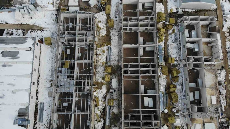 Depremin Merkezine Tam Donanımlı Bin Kişilik Prefabrik Bina