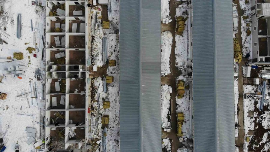 Depremin Merkezine Tam Donanımlı Bin Kişilik Prefabrik Bina