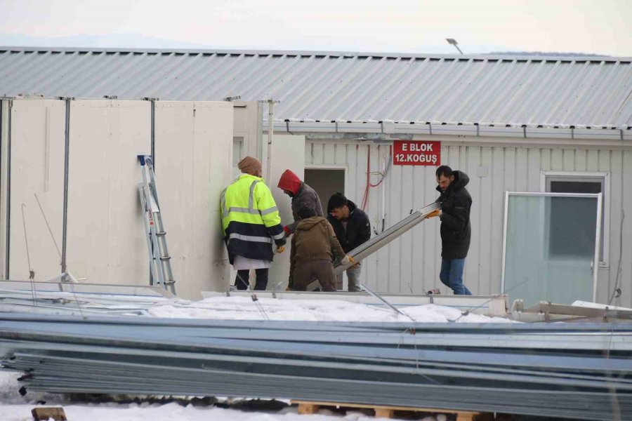 Depremin Merkezine Tam Donanımlı Bin Kişilik Prefabrik Bina