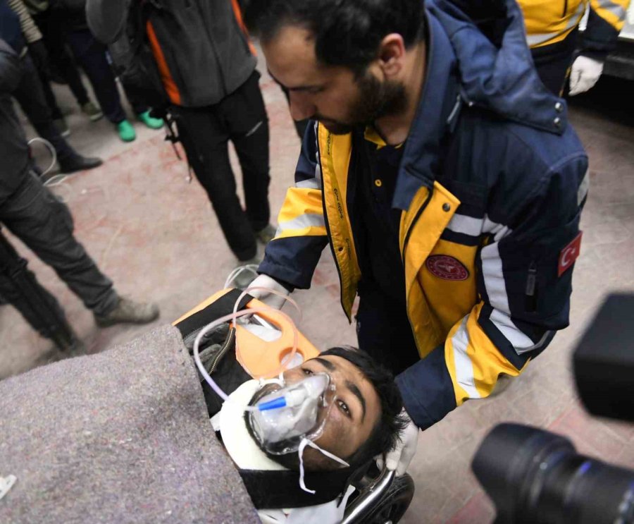 Depremden 260 Saat Sonra Enkazdan Sağ Çıkarıldı, Depremzedenin Elindeki Tesbih Dikkat Çekti