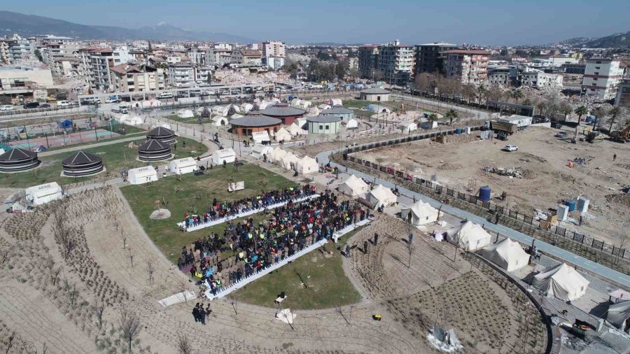 Hatay’da Enkazların Gölgesinde Cuma Namazı Dron İle Görüntülendi