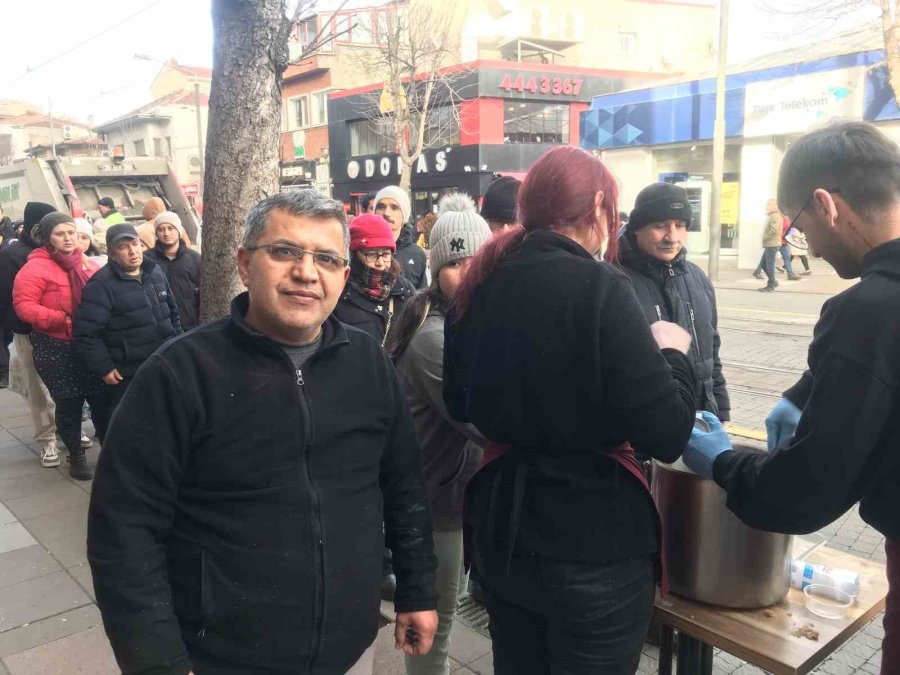 Depremlerde Hayatını Kaybedenler İçin 10 Bin Kişilik Helva Dağıtıldı