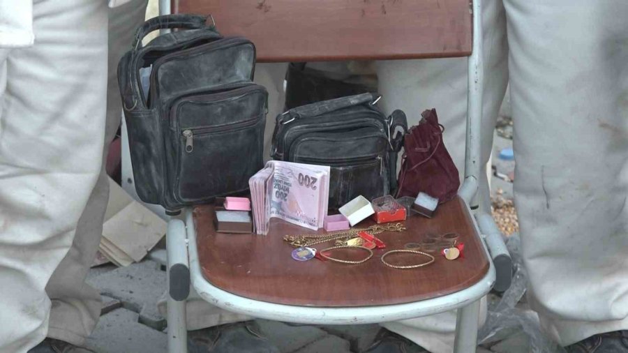 Enkazdan Çıkarılan Ziynet Eşyaları Kayda Alınıp Sahibi Bekleniyor