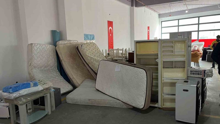 Bir Araya Gelen Hayırseverler, Depremzedeler İçin 2 Günde 20 Ev Hazırladı