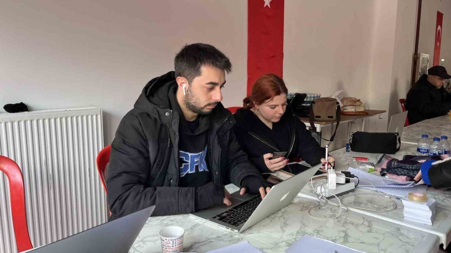 Bir Araya Gelen Hayırseverler, Depremzedeler İçin 2 Günde 20 Ev Hazırladı