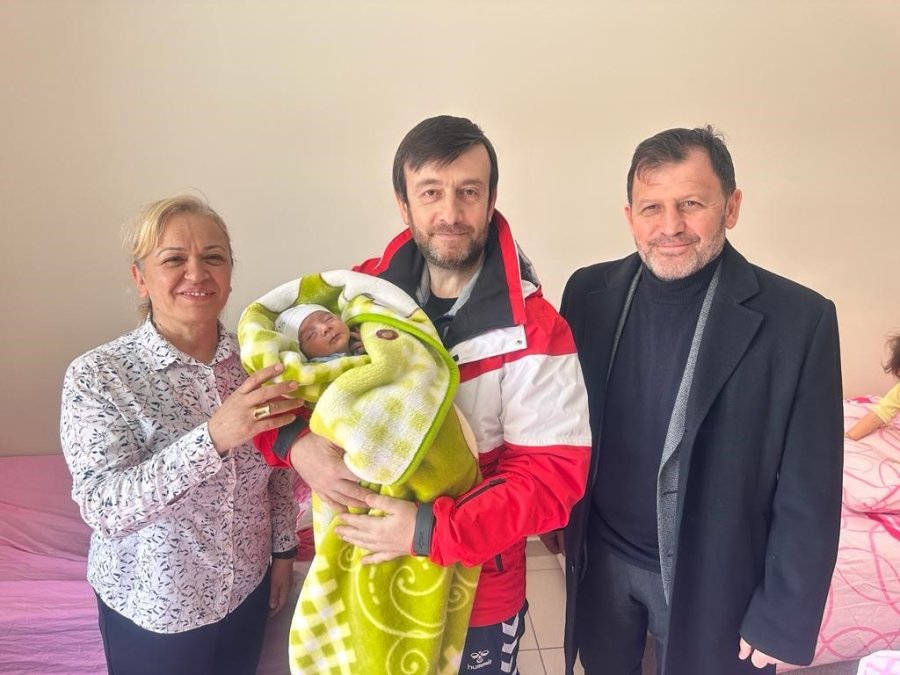 Kayseri’de Doğan Depremzede Bebeklere Altın Hediyesi