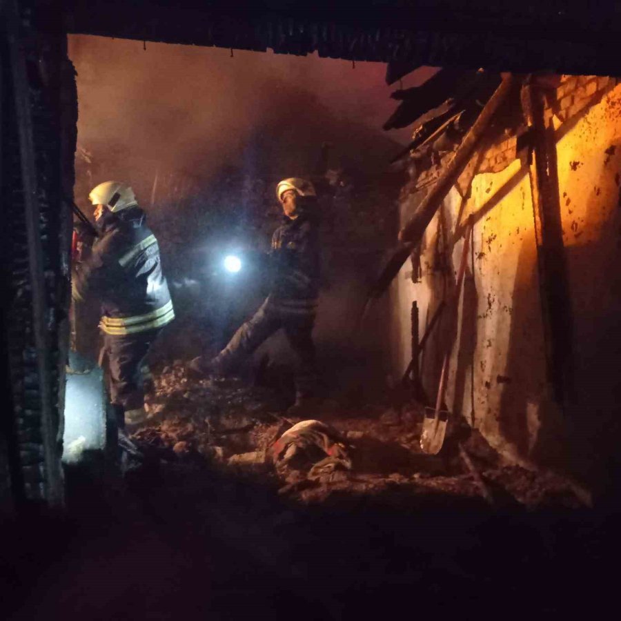 Konya’daki Yangında 7 Kişilik Aile Çatının Çökmesi Sonucu Hayatını Kaybetmiş