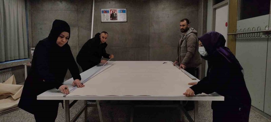 Meslek Lisesi Öğretmenleri, Depremzedeler İçin Çadır Dikiyor