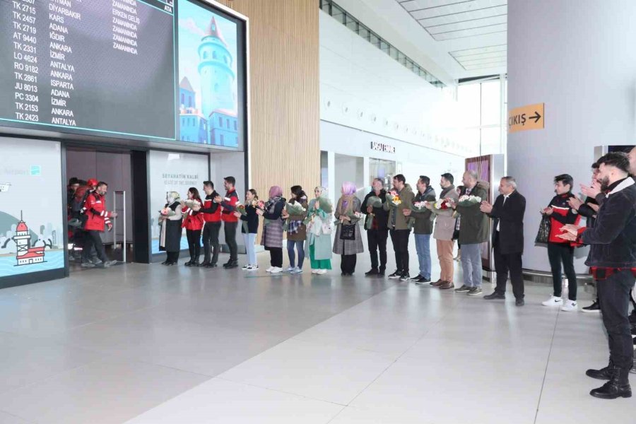 Sak-e Havalimanında Çiçeklerle Karşılandı