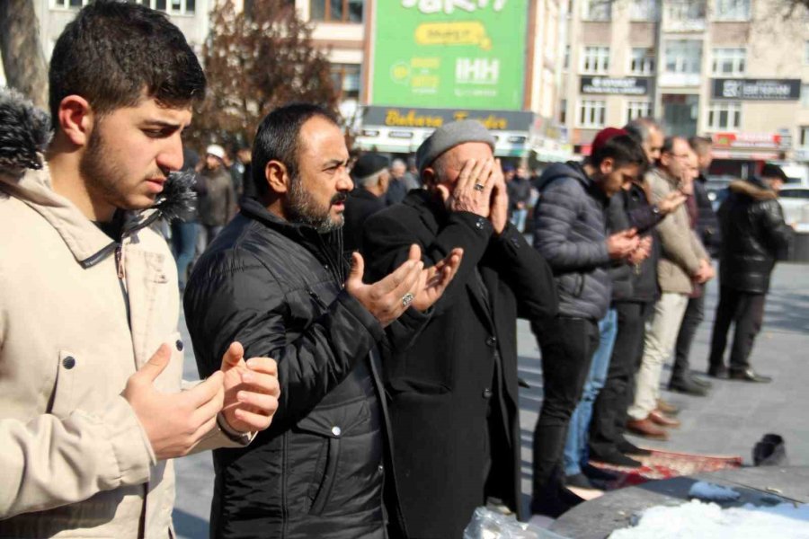 Depremde Hayatını Kaybedenler İçin Gıyabi Cenaze Namazı Kılındı